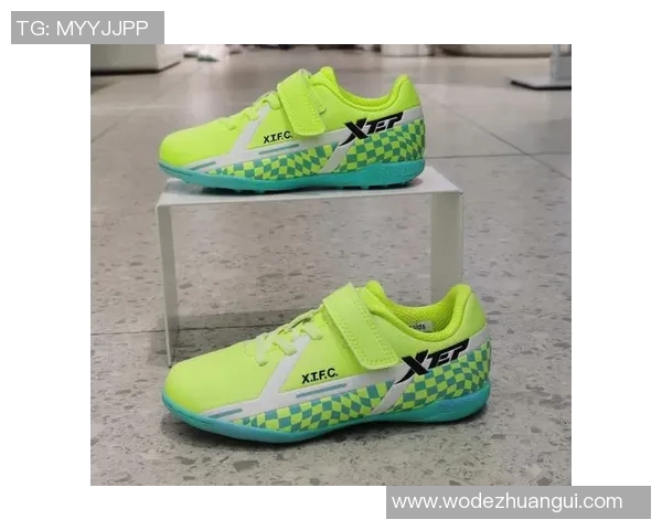 专为足球小学生设计的耐磨运动鞋提升球场表现与舒适度